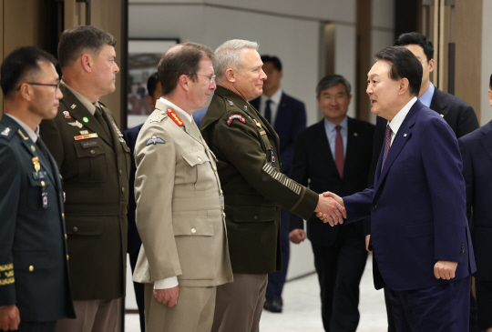 윤석열 대통령이 10일 오후 서울 용산 대통령실 청사에서 열린 유엔사 주요 직위자 초청 간담회에 입장하며 폴 러캐머라 유엔군사령관과 악수하고 있다. 연합뉴스